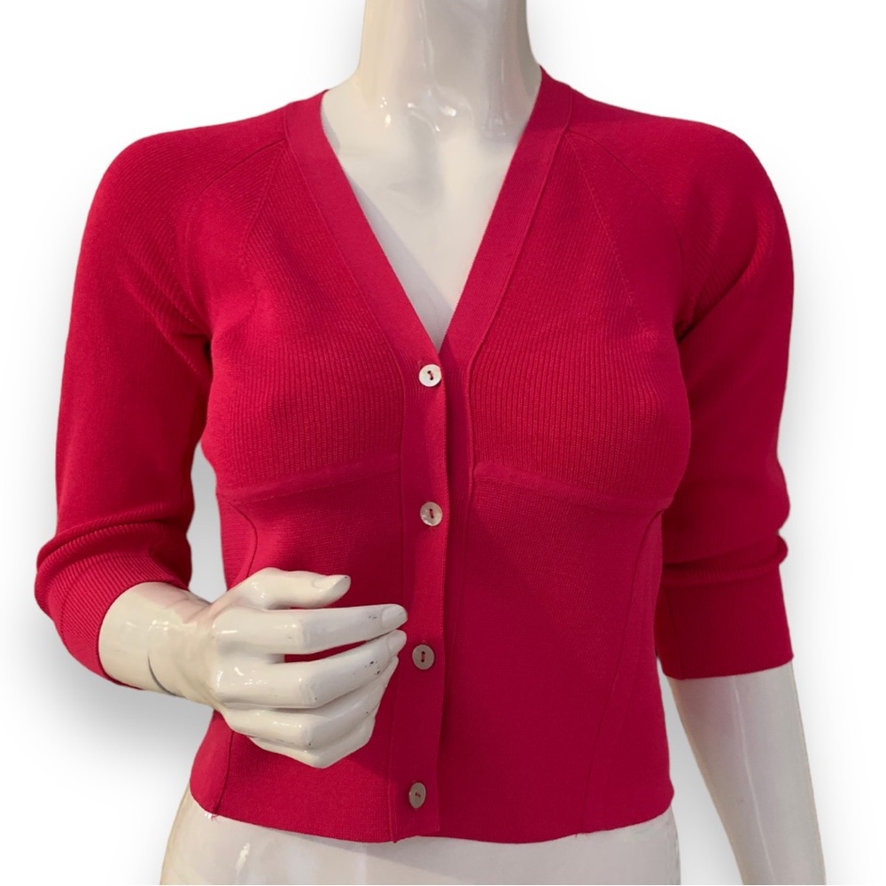 ZARA MAGENTA PINK V-NECK FITTED CROPPED CARDIGAN. WOMEN’S SIZE MEDIUM.